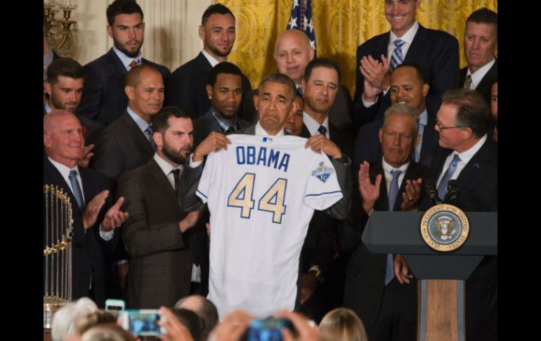 El equipo le entregó a Obama una franela de los Reales con el número 44 estampado con una caligrafía dorada. AFP / P. Lynch