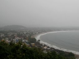 ''Frank'' se desplaza hacia el noroeste, con vientos sostenidos de 85 kilómetros por hora y rachas de hasta 100 kilómetros por hora. EL INFORMADOR / ARCHIVO