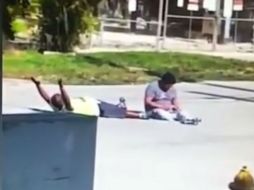 Los policías pensaron que el paciente estaba tratando de hacer daño al cuidador. YOUTUBE / eihtballplaya