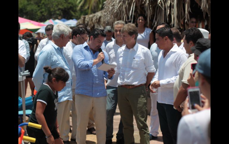 De la Madrid, acompañado de Aristóteles, realizó un recorrido por la playa. EL INFORMADOR / F. Atilano