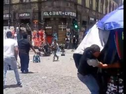 El operativo para desalojar comerciantes y decomisar mercancía se salió de control. TWITTER / @TOROROJO1990