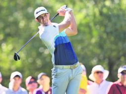 Segunda ronda. Dustin Johnson realiza uno de sus tiros en el hoyo 14. AFP / V. Ridley