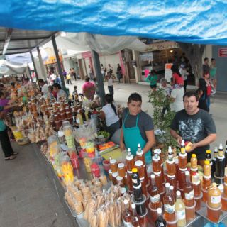 Entregan recursos a empresarios emergentes del Estado