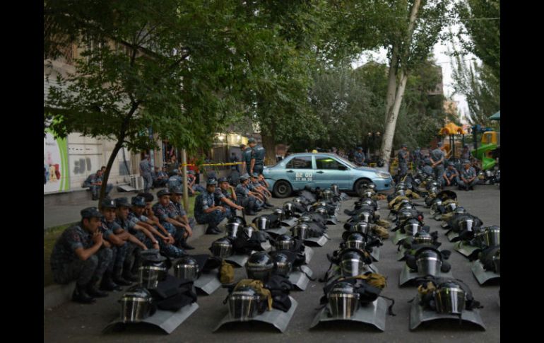 Policías mantenían bloqueado el acceso al cuartel para que manifestantes no entraran en él. AFP / K. Minasyan