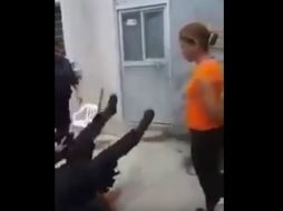 La buena intención del uniformado no fue suficiente para derribar la puerta. YOUTUBE / RifandoMisiónTV