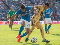 Acción del partido entre Cruz Azul y Pumas este sábado. MEXSPORT / D. Leah