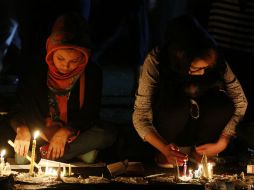 Afganos encienden velas durante un memorial a las víctimas de la explosión de una bomba suicida. EFE / J. JALALI