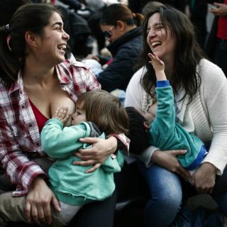 Argentinas exigen el derecho de amamantar en público