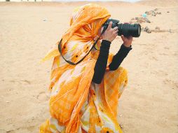 A sus 23 años, ella quiere ser fotógrafa para retratar todo lo que hay en el mundo fuera del campo de refugiados. ESPECIAL / Cero Sahara