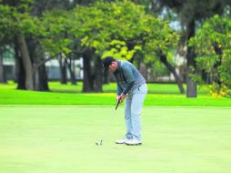 Jonathan Arce utiliza su putt para embocar la bola durante la última ronda disputada ayer. EL INFORMADOR / P. Franco