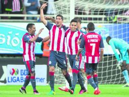 Chivas celebró al 66 el golazo de Néstor Calderón (#18), que fue suficiente para la victoria tapatía en el Estadio Chivas. MEXSPORT /