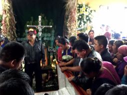 El espacio fue insuficiente para albergar a los amigos, conocidos y deudos de la víctima. SUN / /F. Martín