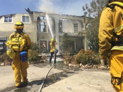 El fuego que aún no ha podido ser controlado amenaza al menos mil 500 hogares de la zona. AP / K. Lotze