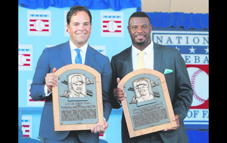 Mike Piazza (izquierda) y Ken Griffey Jr. muestran sus placas que los acreditan como nuevos miembros del Salón de la Fama del beisbol. AFP / J. McIsaac