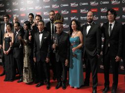 El reparto de la cinta colombiana El abrazo de la serpiente posa con el Premio Platino a Mejor Película. EFE / R. Martínez