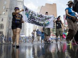 Un día antes del arranque del cónclave demócrata, la gente salió a la calle en apoyo a Bernie Sanders. EFE / T. Vanauken