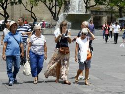 Anca, turista rumana, junto a su compañeros de viaje italianos, visitaron lugares como la Catedral y el Teatro Degollado. EL INFORMADOR / A. Camacho