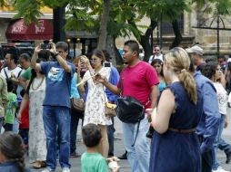 Entre los objetos más vendidos en las calles del Centro Histórico, se encuentran los bastones para 'selfies'. EL INFORMADOR / A. Camacho