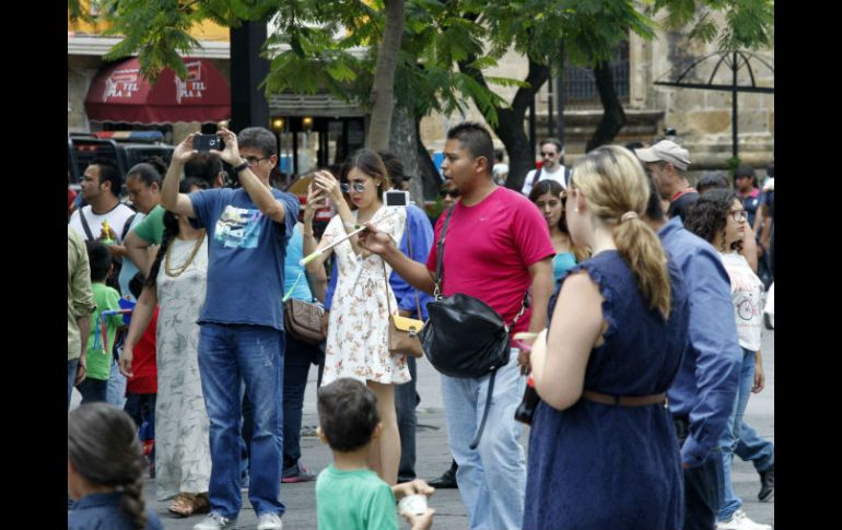 Entre los objetos más vendidos en las calles del Centro Histórico, se encuentran los bastones para 'selfies'. EL INFORMADOR / A. Camacho