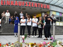 Varias personas colocaron flores y otras ofrendas para honrar a las personas que fallecieron en el ataque. AFP / C. Stache