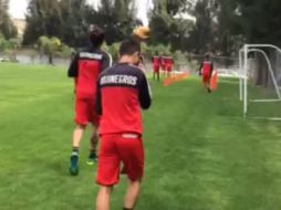 Los titulares rojinegros realizan trabajo físico y regenerativo en una de las canchas de El Briseño. ESPECIAL / Periscope / Atlas F. C.