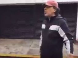 Cuando llega la policía, el sujeto entra a su casa y  les dice: “tocas esa cubeta y te mato, hijo de la chingada”. TWITTER / @arnemx