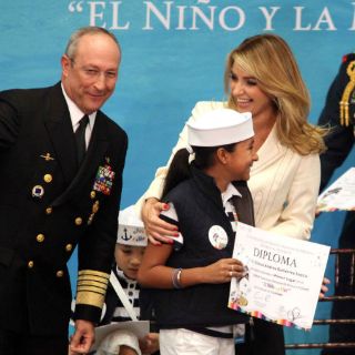 Angélica Rivera y Semar premian a niños de concurso 'El niño y la mar'