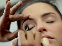 Así como el rubor, el maquillaje para los ojos puede crear un efecto envejecedor si es aplicado en la parte baja de los ojos. EL INFORMADOR / ARCHIVO