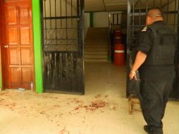 Elementos de Seguridad Pública estatal observan rastros de sangre al interior del palacio municipal. SUN / ARCHIVO