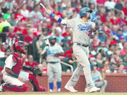 Adrián González conecta la bola en el primer inning del duelo entre Dodgers y Cardenales, para conseguir su quinto grand slam. AP /