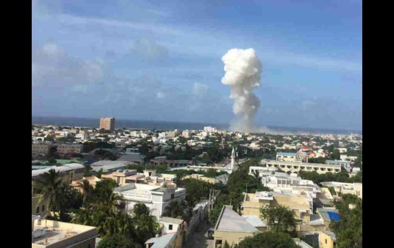 Una gran columna de humo se puede ver en el aeropuerto, donde algunos testigos aseguran que hay víctimas. ESPECIAL /