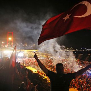 Detienen al ex gobernador de Estambul