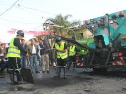 Ayer, Enrique Alfaro dio el banderazo al programa de bacheo emergente durante las lluvias, con un sistema llamado 'velocity patching'. EL INFORMADOR / A. Hinojosa
