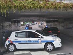 Un coche de la policía municipal bloquea un túnel subterráneo cerca de la iglesia donde se produjo el hecho. EFE / A. Patalacci