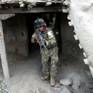 Afganistán lanza ofensiva por tierra y aire contra el EI