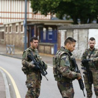 Atacantes en iglesia francesa eran del Estado Islámico: Hollande