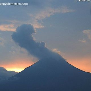 Volcán El Colima emite exhalación de 1.5 kilómetros