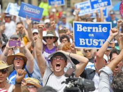 Marchantes acusan que Clinton hizo trampa para obtener la nominación con la complicidad de ''las empresas de medios''. AP / J. J. Mitchell
