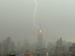 En el video se muestra el rayo cayendo cerca de la punta del rascacielos. ESPECIAL / Henrik Moltke