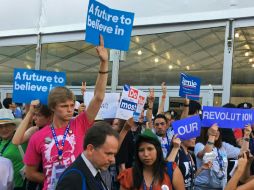 Cientos de delegados de Sanders protestaron con una sentada en las carpas para la prensa instaladas en la Convención. AFP / D. Slim