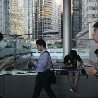 Hombre queda atrapado en lodo al jugar Pokémon Go de noche