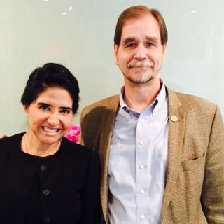 Alejandra Barrales y Agustín Basave intercambian ideas