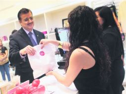 Compra. El primer cliente de la tienda del Musa fue Tonatiuh Bravo Padilla, rector general de la UdeG. EL INFORMADOR / A. Hinojosa