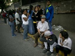 Fila para comprar alimentos en un supermercado de Caracas. Los revendedores aumentan el precio al triple. AP / ARCHIVO