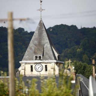 Hollande preside reunión de crisis tras atentado en iglesia