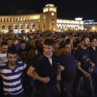 Grupo que asaltó comisaría en Ereván toma nuevos rehenes