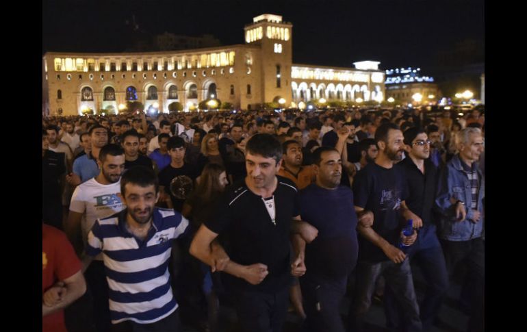 Simpatizantes de la oposición participan en una manifestación, en apoyo al grupo armado. EFE / H. Baghdasaryan