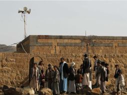 Varios yemeníes inspeccionan la mezquita afectada. EFE / Y. Arhab