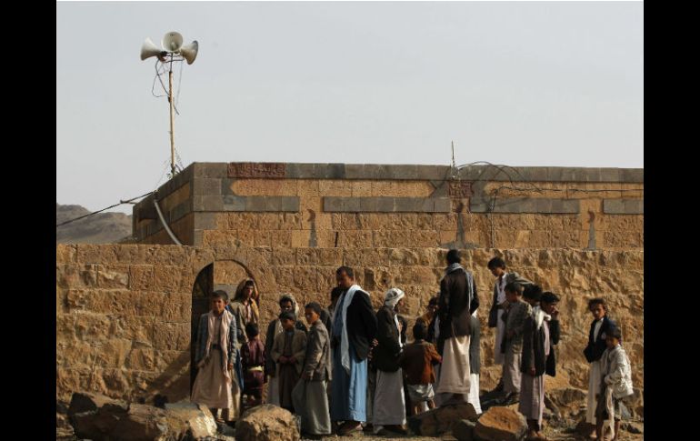 Varios yemeníes inspeccionan la mezquita afectada. EFE / Y. Arhab
