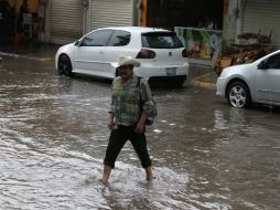Es importante tener cuidado al cruzar avenidas inundadas para accidentes. EL INFORMADOR / M. Vargas